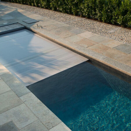 Piscina con tapparella